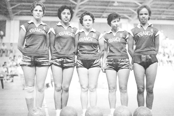 Esta foto, no decorrer dos anos 50 para 60, foi feita na quadra antiga e descoberta do IETC- Escola Estadual 